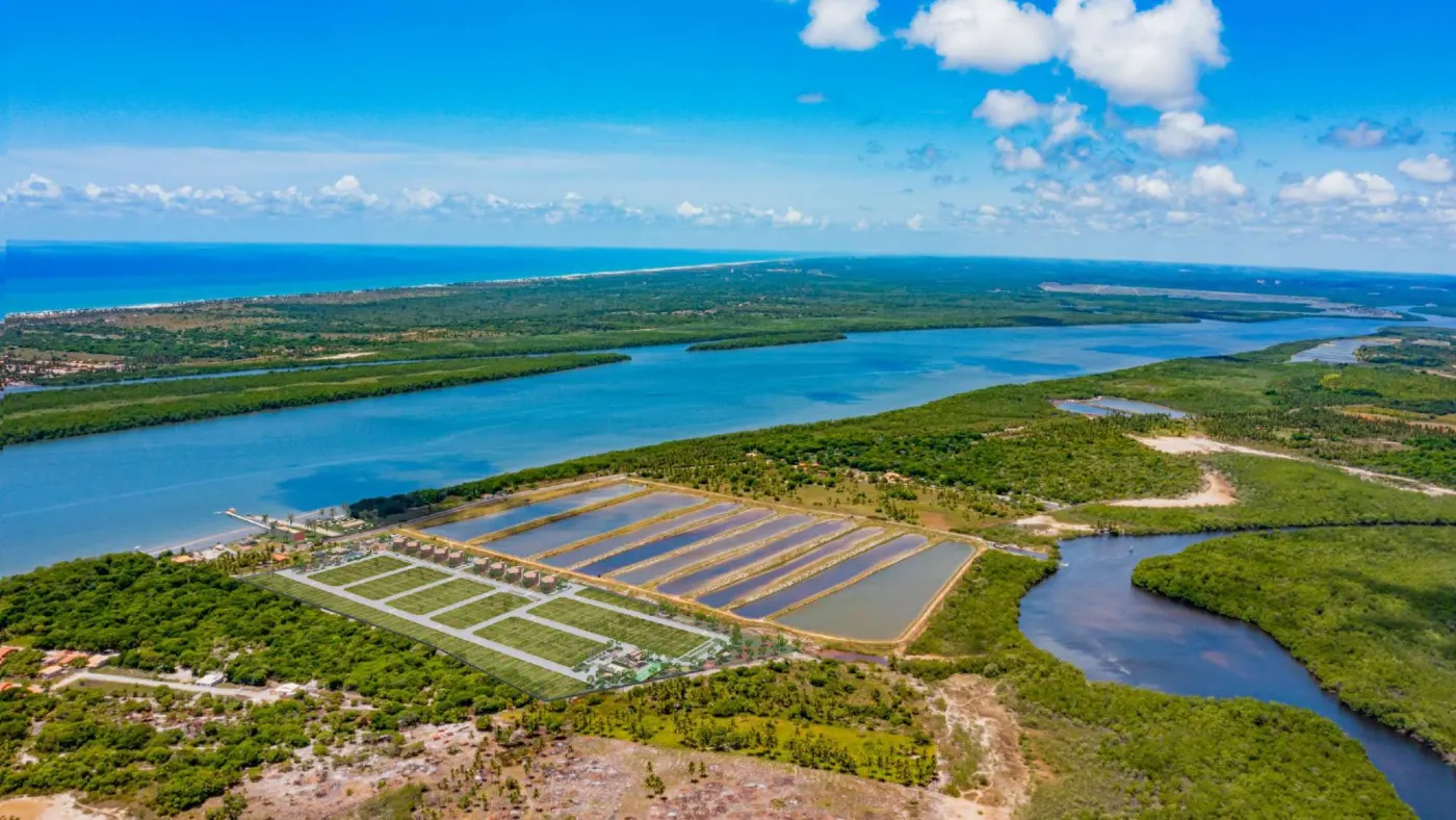 Vista aérea do Pontal Eco Residence com o mar ao fundo